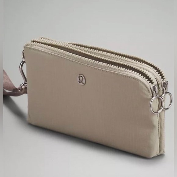 lululemon athletica Handbags - Lululemon curved wristlet